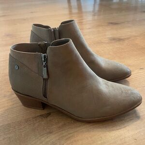NWOT Vera Bradley Women’s Taupe Ankle Booties with Side Zip